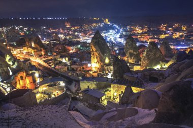 Büyük turistik gece zaman güzel ışık ile Kapadokya - yerleştirin. Cappadocia dünya çapında Dağları ile en iyi yerlerden biri olarak bilinir. Göreme, Kapadokya kış zaman