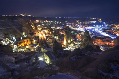 Büyük turistik gece zaman güzel ışık ile Kapadokya - yerleştirin. Cappadocia dünya çapında Dağları ile en iyi yerlerden biri olarak bilinir. Göreme, Kapadokya kış zaman