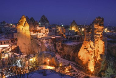 Gece Kapadokya'nın panoramik görünümü. Kapadokya Göreme, Türkiye'de kış döneminde