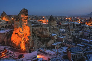 Akşam saat şehirde Göreme Kapadokya, Orta Anadolu, Türkiye. Kış Cappadociaq