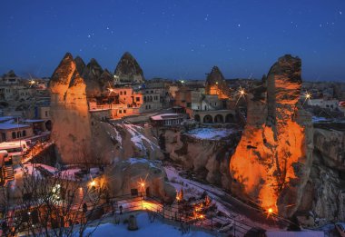 Gece Kapadokya'nın panoramik görünümü. Kapadokya Göreme, Türkiye'de kış döneminde