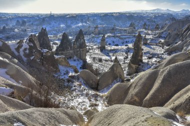 Soğuk kış güneşi ufuk ve parlak altın kızdırma ile gökyüzü ışıkları monte ayarlar