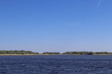 Volga Nehri ve nehrin diğer tarafında adanın görünümü.