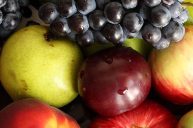 Olgun, sulu üzüm, erik, elma, armut ve şeftali demetleri. Meyve ve böğürtlen karışımı. Sağlıklı yaşam tarzı.