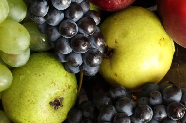 Olgun, sulu üzüm, erik, elma, armut ve şeftali demetleri. Meyve ve böğürtlen karışımı. Sağlıklı yaşam tarzı.