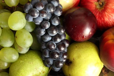 Olgun, sulu üzüm, erik, elma, armut ve şeftali demetleri. Meyve ve böğürtlen karışımı. Yaz meyveleri ve meyveler.