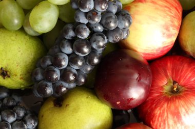 Olgun, sulu üzüm, erik, elma, armut demetleri. Meyve ve böğürtlen kompozisyonu yakın plan. Sağlıklı yaşam tarzı.