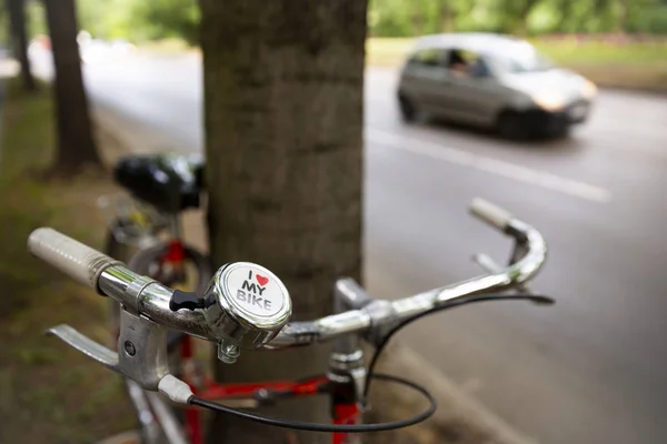 Bicycles Lining Tree Next City Street Car Love Bike Sign — Stock Photo, Image