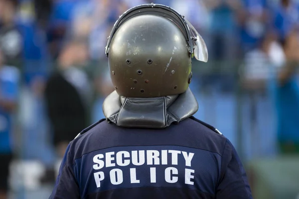 Sicherheitspolizist Mit Schutzhelm Von Hinten Gesehen Unerkennbare Menschen — Stockfoto