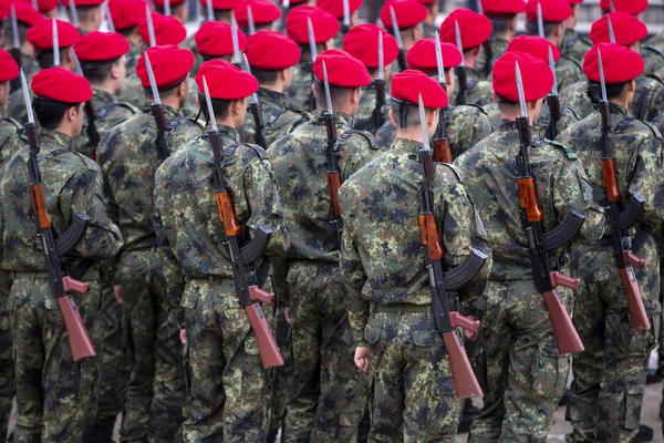 Sırtlarına Dan Asker Saldırı Tüfeği Kırmızı Şapka Ile Tanınmayan Insanlar — Stok fotoğraf