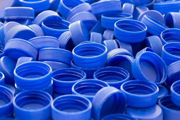 蓝色塑料瓶盖 工作室拍摄 塑料废料 — 图库照片