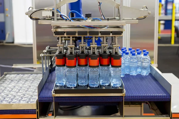 Brazo Robótico Arregla Botellas Agua Plástico Estuche Maquinaria Industrial Automática — Foto de Stock