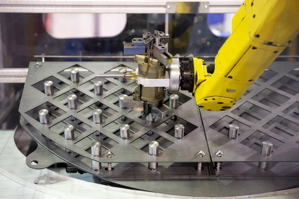 Sarı Robot Kol Üretilen Sonra Metal Öğeleri Düzenler Otomatik Endüstriyel — Stok fotoğraf