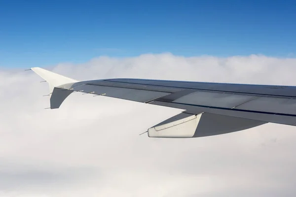 Avião Durante Voo Com Céu Azul Nuvens Fundo — Fotografia de Stock