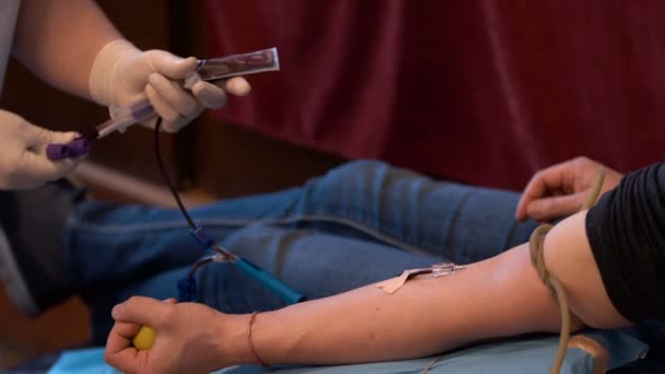 捐血的人的手 男性捐献者在流动献血中心献血 血液样本带防护手套的护士的手 — 图库视频影像
