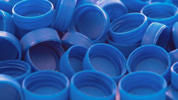 Niebieskie Plastikowe Kapsle Strzał Studio Odpady Tworzyw Sztucznych — Wideo stockowe