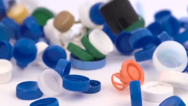 Coloridas Tapas Botellas Plástico Grabado Estudio Residuos Plásticos Cámara Lenta — Vídeos de Stock