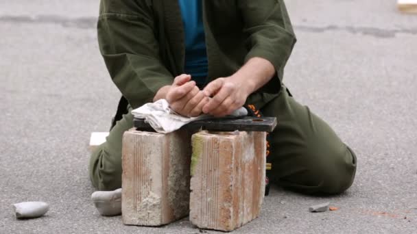 Żołnierz Kamuflażu Jednolite Trafienia Podziały Kamieni Gołymi Rękoma — Wideo stockowe