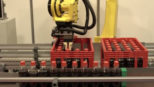 Κίτρινο Ρομποτικό Βραχίονα Τακτοποιεί Πλαστικά Μπουκάλια Σόδας Περίπτωση Συσκευασίας Αυτόματη — Αρχείο Βίντεο
