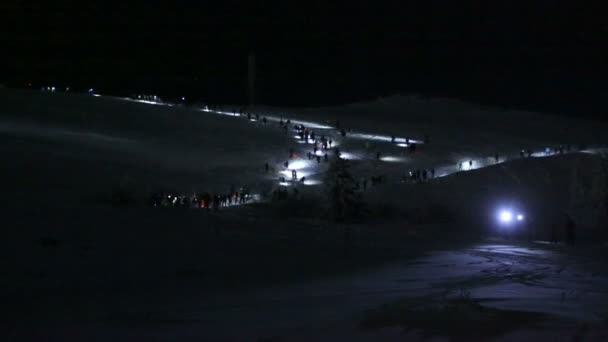 Deltagarna Klättra Mount Cherni Vrah Vitosha Berget Natt Med Strålkastare — Stockvideo