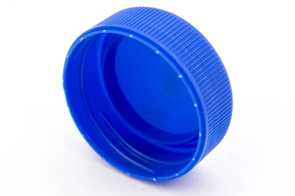 Blauen Plastikflaschenverschluss Studioaufnahmen Plastikmüll Isoliert Auf Weißem Hintergrund — Stockfoto