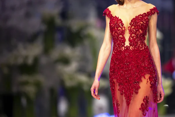 Modelo Femenina Camina Por Pasarela Vestido Rojo Durante Desfile Moda —  Fotos de Stock