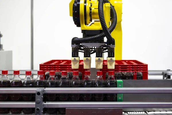 Gelber Roboterarm Ordnet Limonadenflaschen Aus Plastik Ein Packkoffer Maschinen Für — Stockfoto