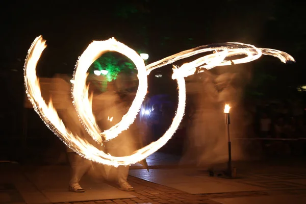 Immagine Lunga Esposizione Artista Uno Spettacolo Fuoco Buio — Foto Stock