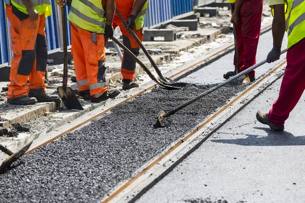 Ομάδα Εργαζομένων Βάλτε Την Καυτή Άσφαλτο Ένα Δρόμο Κατά Μήκος — Φωτογραφία Αρχείου