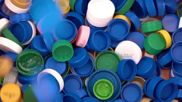 Tampas Garrafa Plásticas Coloridas Tiro Estúdio Resíduos Plásticos — Vídeo de Stock