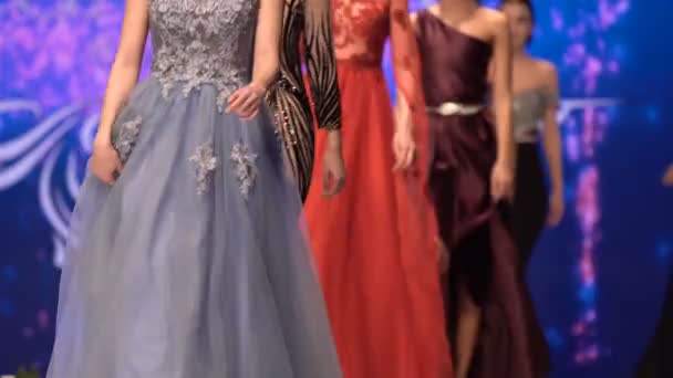 Las Modelos Femeninas Caminan Por Pasarela Diferentes Vestidos Durante Desfile — Vídeo de stock