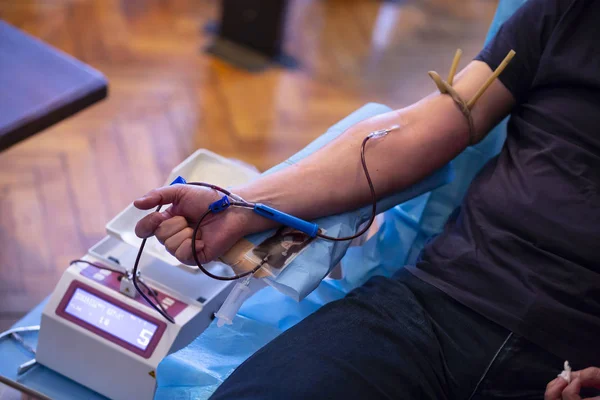 Mão Homem Que Doa Sangue Dador Masculino Sangue Num Centro — Fotografia de Stock