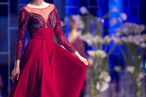 时装表演期间 女模特穿着红色的连衣裙走上跑道 时装秀展示新的服装收藏 — 图库照片