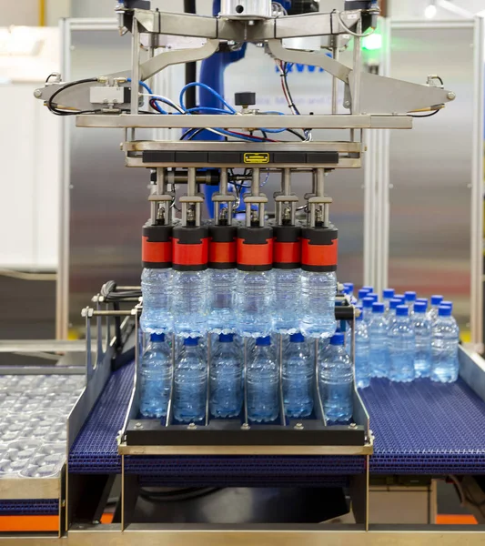 Роботизированная Рука Устанавливает Пластиковые Бутылки Водой Чемодан Автоматическое Промышленное Оборудование — стоковое фото