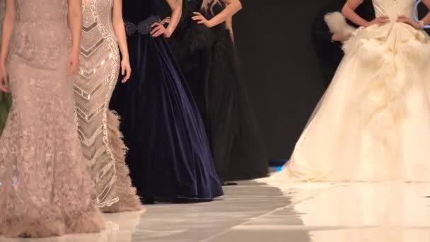 Las Modelos Femeninas Caminan Por Pasarela Diferentes Vestidos Durante Desfile — Vídeos de Stock