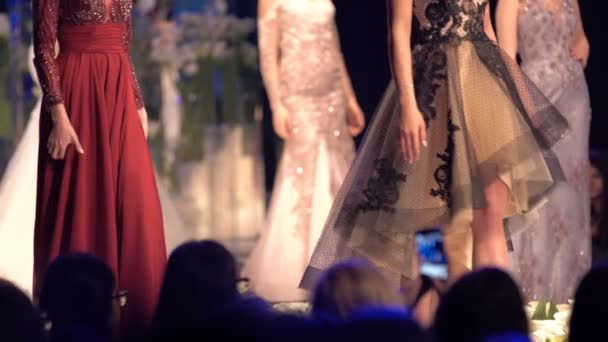 Женщины Модели Ходят Подиуму Разных Платьях Время Показа Мод Мероприятие — стоковое видео