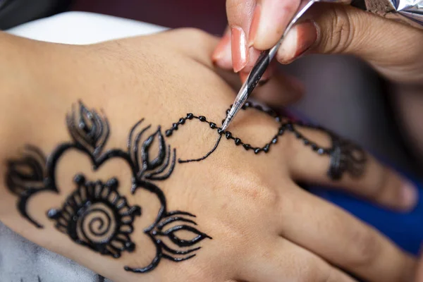 Vrouw Schilderij Zwarte Henna Tattoo Een Girl Hand — Stockfoto