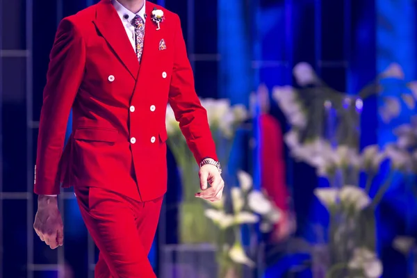 Manlig Modell Går Banan Röd Kostym Modevisning Modeeventet Catwalk Visar — Stockfoto