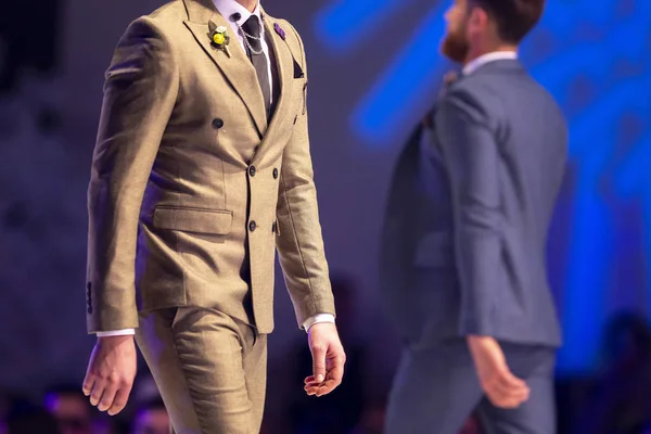 Manlig Modell Går Banan Beige Kostym Modevisning Catwalk Modeeventet Visar — Stockfoto