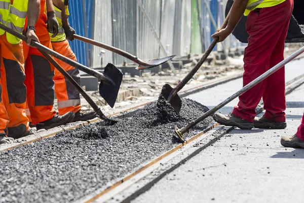 Team Arbetstagare Sätta Varm Asfalt Gata Längs Spårvagn Bilens Järnväg — Stockfoto