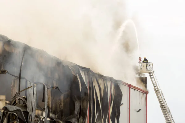 Desastre Incendio Almacén Lucha Contra Incendios Una Zona Industrial —  Fotos de Stock