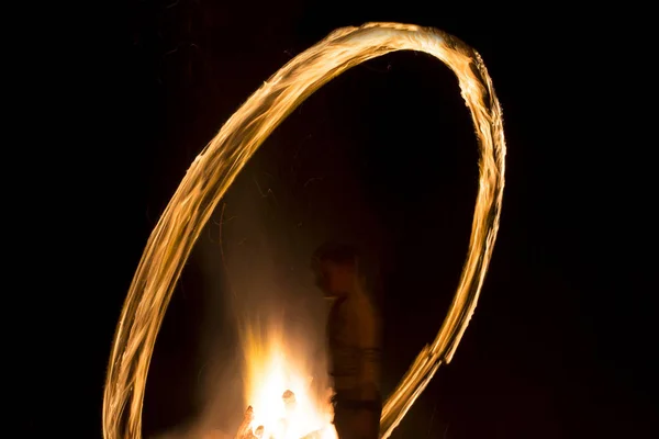 Chlapec Točí Prsteny Ohně Blízkosti Ohně Během Požáru Rituální Oslava — Stock fotografie