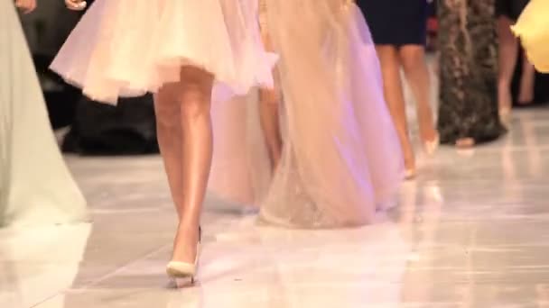 Modelos Femininos Caminham Passarela Vestidos Diferentes Durante Desfile Moda Moda — Vídeo de Stock