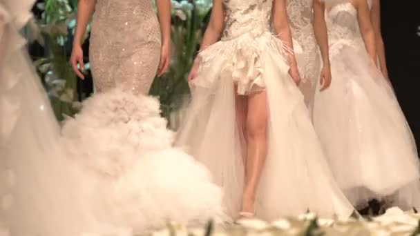 Modelki Spacerem Drogi Startowej Różnych Sukienki Podczas Pokazu Mody Zdarzenia — Wideo stockowe