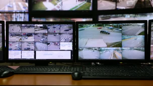 Sala Controllo Del Centro Sorveglianza Della Città Monitor Che Mostrano — Video Stock