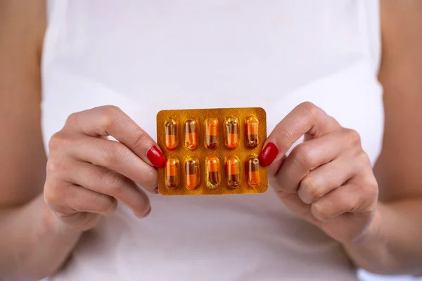 Cápsulas Rojas Ampollas Las Manos Una Mujer Joven Industria Farmacéutica — Foto de Stock