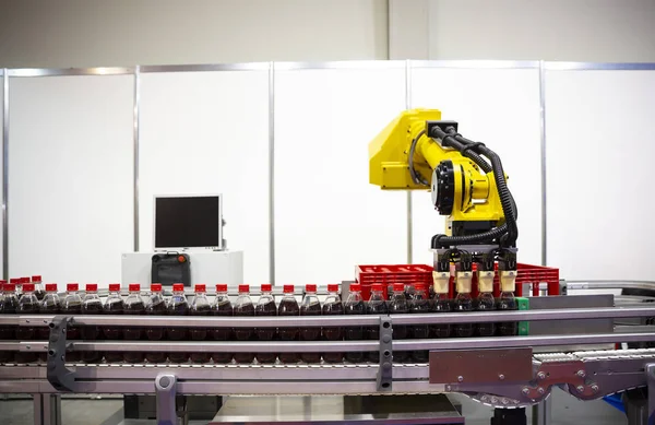 Sarı Robot Kol Plastik Soda Şişeleri Düzenler Ambalaj Durumda Otomatik — Stok fotoğraf