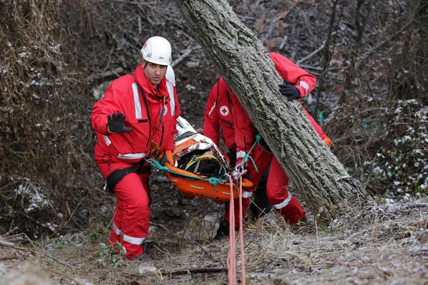 Sofia Bulgaria Dicembre 2017 Paramedici Del Servizio Soccorso Montagna Forniscono — Foto Stock