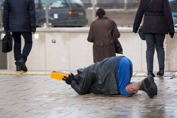 痛い足彼の膝の上でホームレスの男性通りでお金のために頼みます ブルガリアを入社後 年間はまだ連合の最貧国です — ストック写真