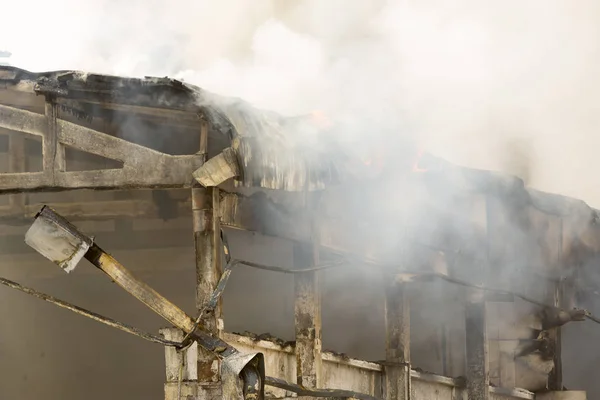 Desastre Incêndio Num Armazém Combate Incêndios Uma Área Industrial — Fotografia de Stock